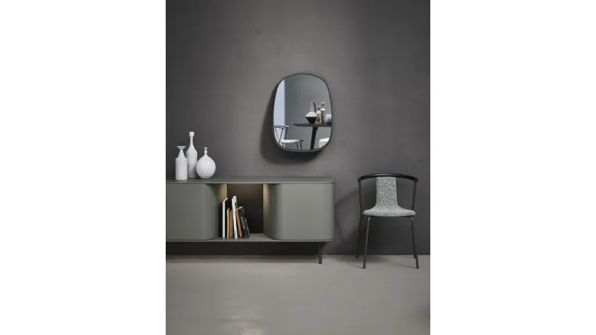 Specchio Flow con cornice in cuoio di Novamobili