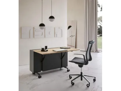 Scrittoio Scrivania Mobile compatto su ruote con top in legno e struttura in laccato opaco di Presotto