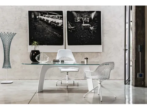 Lampada in metallo con rete in cuoio Guapa Floor Lamp di Midj
