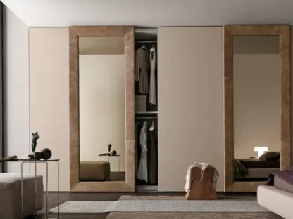 Armadio con ante scorrevoli Mirror in laccato opaco e a specchio con cornice in pelle di Presotto