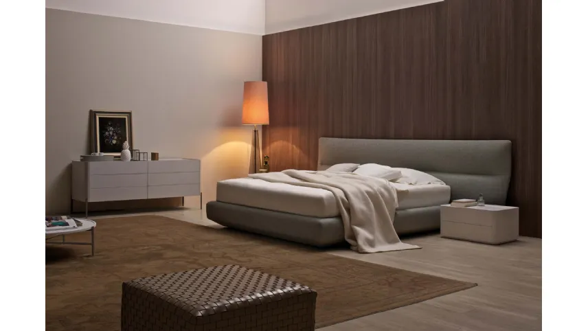 Letto imbottito con grande testiera lineare Dolly Rose di Presotto