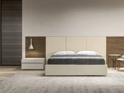 Letto con testiera composta di pannelli boiserie in essenza imbottiti in ecopelle Folio di Presotto