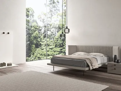 Letto in tessuto con testiera leggermente ripiegata in tessuto trapuntato verticalmente Izy di Presotto