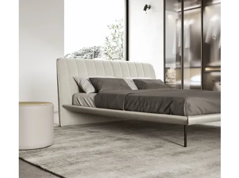 Letto con testiera in tessuto che ricorda i rivestimenti delle auto anni 60 Shelby di Presotto