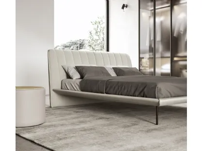 Letto con testiera in tessuto che ricorda i rivestimenti delle auto anni 60 Shelby di Presotto