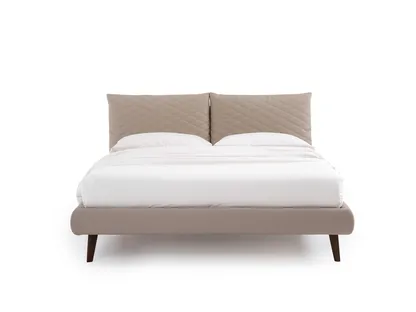 Letto con testiera trapuntata So Regular di Noctis