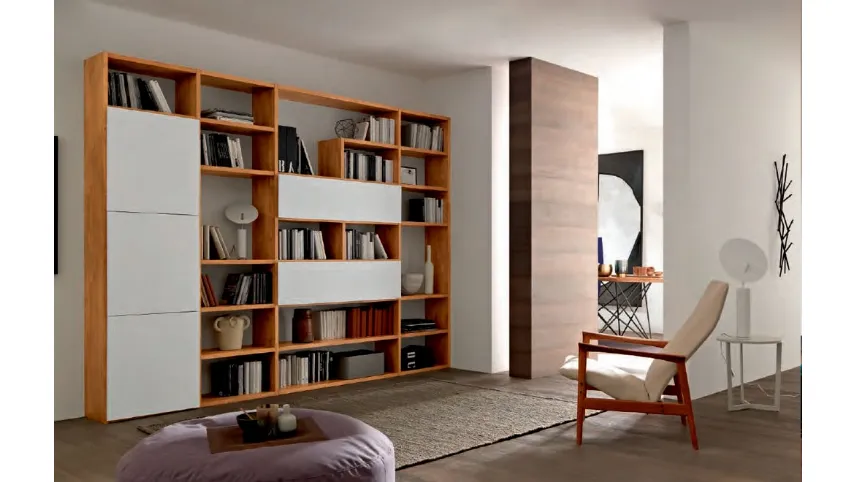 Libreria in legno massello con ante in laccato chiaro CM28 di FGF Mobili