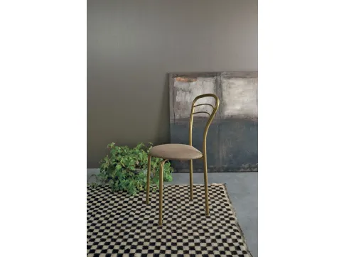 Sedia Bogota con struttura in metallo verniciato e seduta imbottita e rivestita in morbido Soft Touch Vintage di Target Point