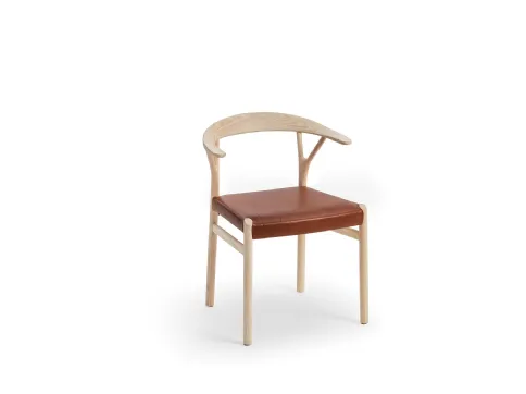 Sedia con braccioli in legno di frassino con seduta rivestita in cuoio Oslo di Midj