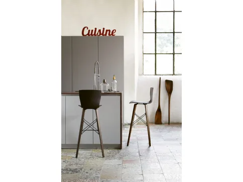 Sgabello con struttura in legno di rovere e intreccio in acciaio, seduta in polipropilene soft touch Rap Wood SS di Colico