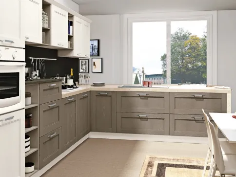 Cucina Classica angolare in Frassino Bianco Camelia e Grigio invecchiato Iris di Creo