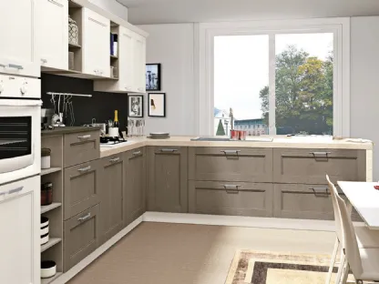 Cucina Classica angolare in Frassino Bianco Camelia e Grigio invecchiato Iris di Creo