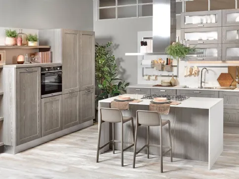 Cucina Classica con Isola Iris in Frassino Grigio invecchiato di Creo