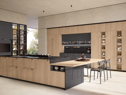 Cucina Moderna con isola Brera 05 in Rovere e laccato lucido di Lube