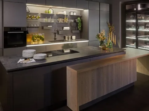 Cucina Moderna con isola Clover Design 07 in Rovere, Gres e Ottone di Lube